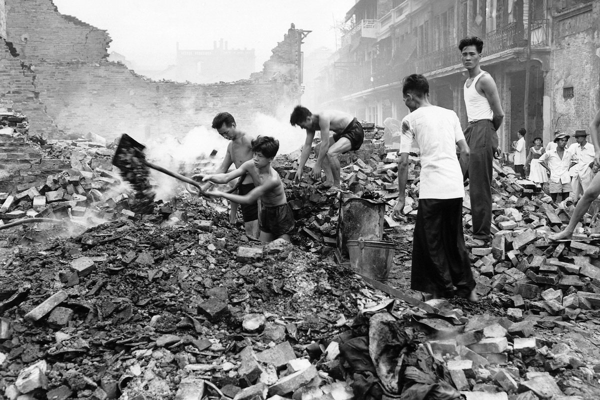 Спасатели на руинах домов в китайском квартале Сайгона, Вьетнам, 9 мая 1955 года