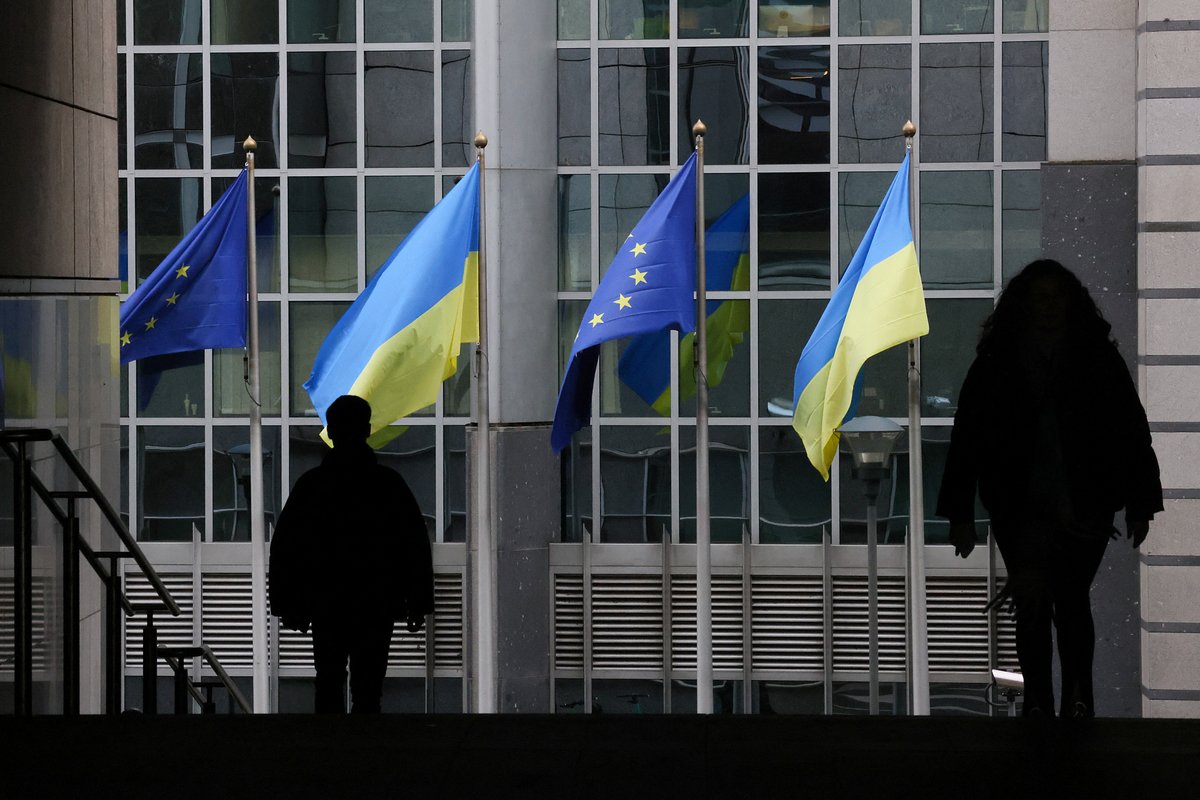 Флаги Украины и Европейского союза перед зданием Европейского парламента в Брюсселе, Бельгия, 24 февраля 2023 года