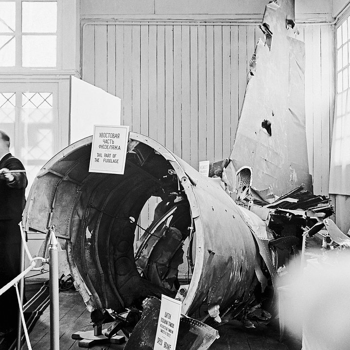 Обломки самолета U-2 экспонируются в парке Горького в Москве, 24 мая 1960 года