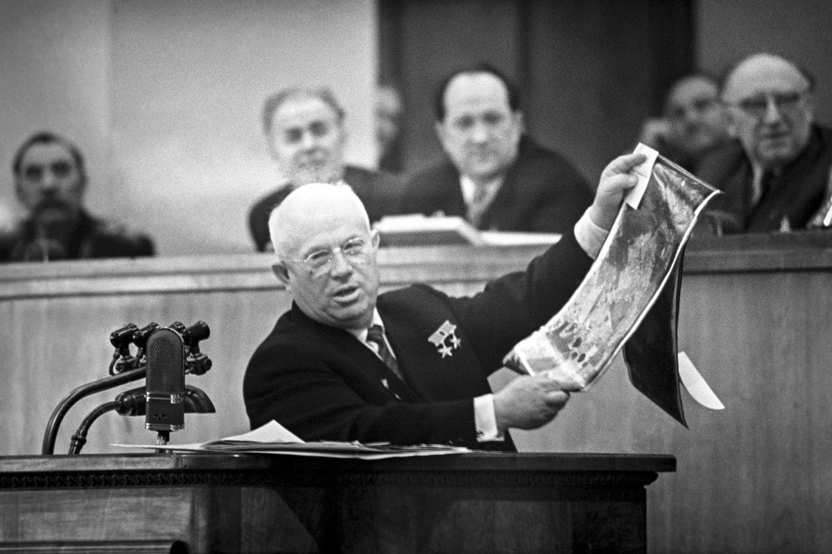 Никита Хрущев показывает депутатам Верховного Совета фотографии сбитого самолета-шпиона U-2, 7 мая 1960 года