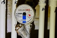 Россиянка встала в очередь на замену счетчиков и лишилась двух квартир