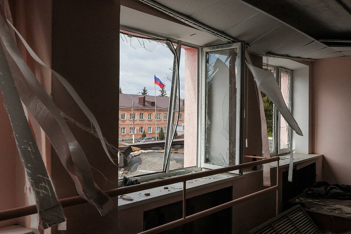Здание Дома культуры, пострадавшее в результате ракетного обстрела в городе Рыльске, Курская область, Россия