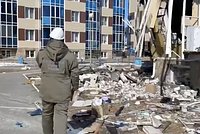 Украинские агенты готовили теракт против российского военнослужащего и подорвались на своей же бомбе. Мощный взрыв попал на видео 