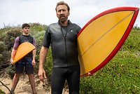 В кино — удивительный триллер «Серфер» с Николасом Кейджем. Почему новую безумную роль культового актера нельзя пропускать?
