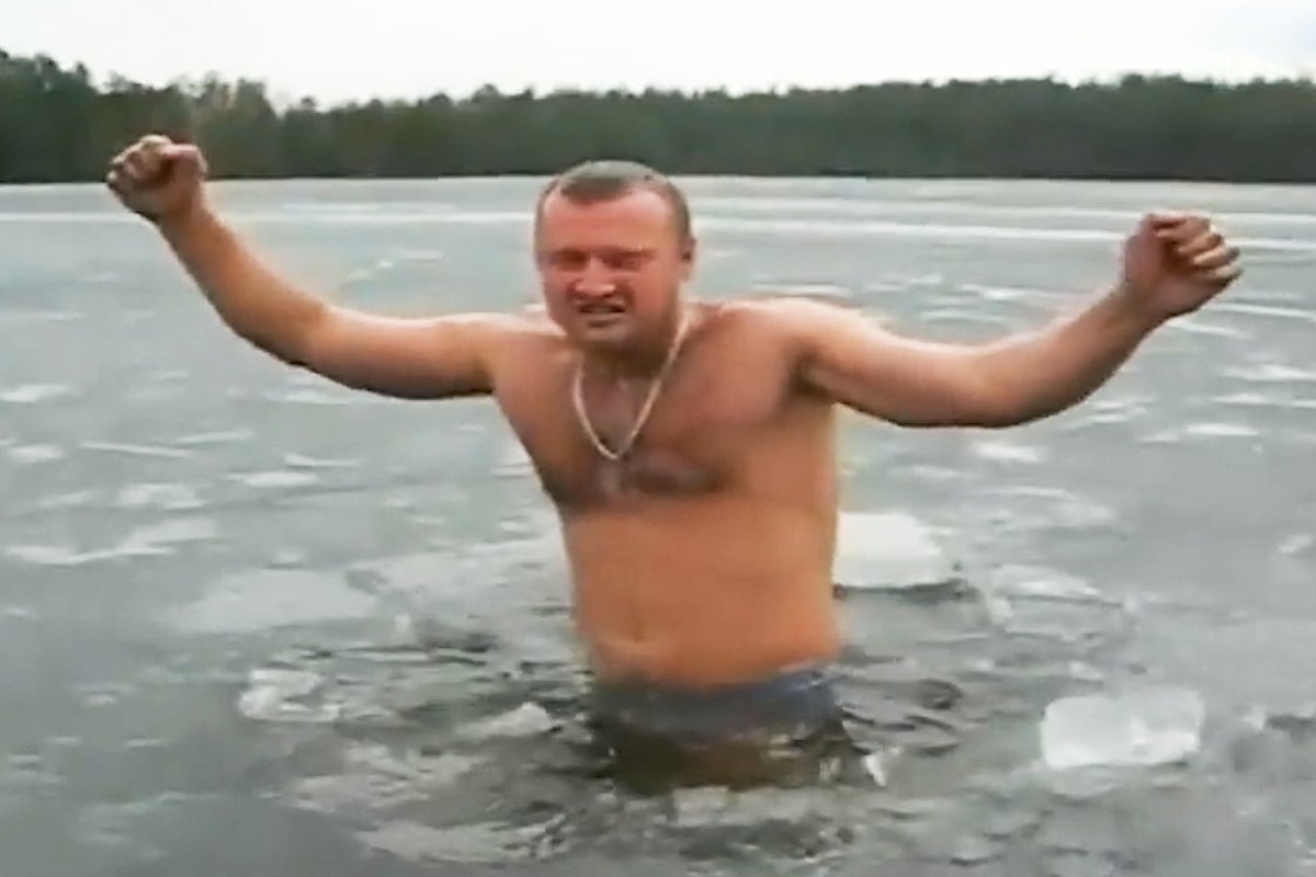 Кадр из старой вирусной гифки, в которой мужчина выныривает из воды, пробивая лед, часто публикуют с подписью «Так рождаются русские»