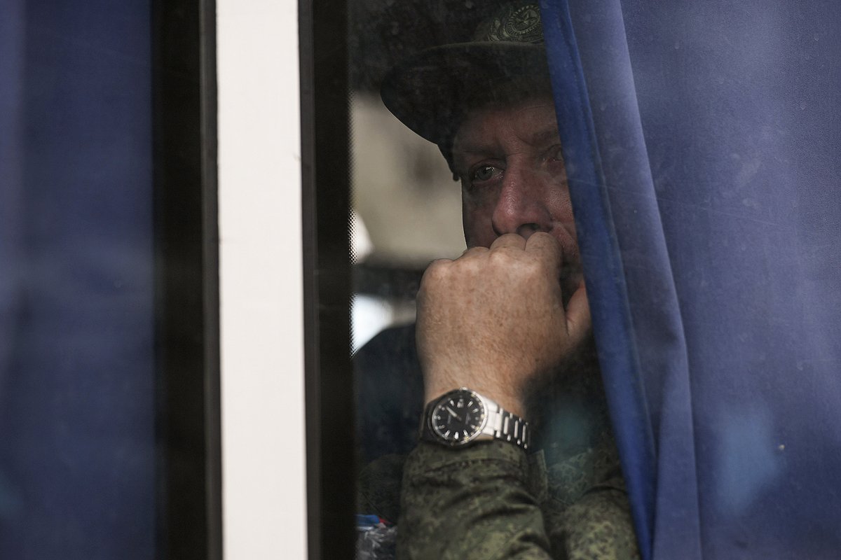 Мужчина, призванный на военную службу в ходе частичной мобилизации, направляется на курс подготовки и боевого слаживания подразделений, Севастополь, Россия
