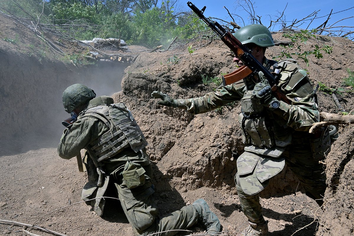 Военнослужащие штурмовых подразделений 27-й мотострелковой бригады 1-й гвардейской танковой армии группировки войск «Запад» Вооруженных сил РФ отрабатывают приемы штурма опорного пункта противника