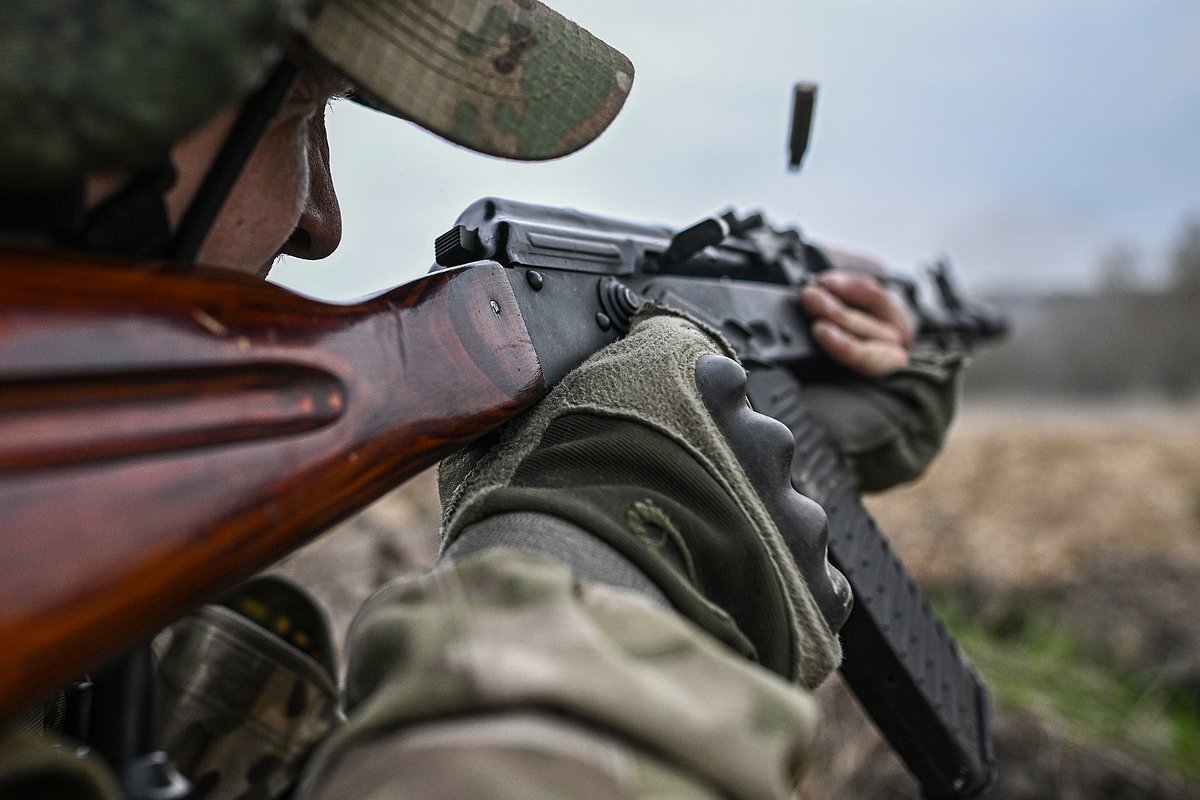 Военнослужащий 155-й бригады морской пехоты Тихоокеанского флота РФ группировки войск «Север» во время отработки боевого слаживания в Курской области, Россия