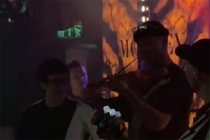 Российский певец устроил дебош в клубе Москвы и попал на видео