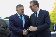 Роберт Фицо (слева) и Александр Вучич