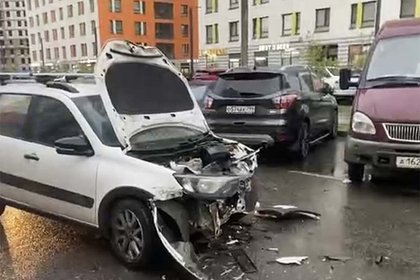 Лобовое столкновение двух легковых автомобилей в Подмосковье попало на видео