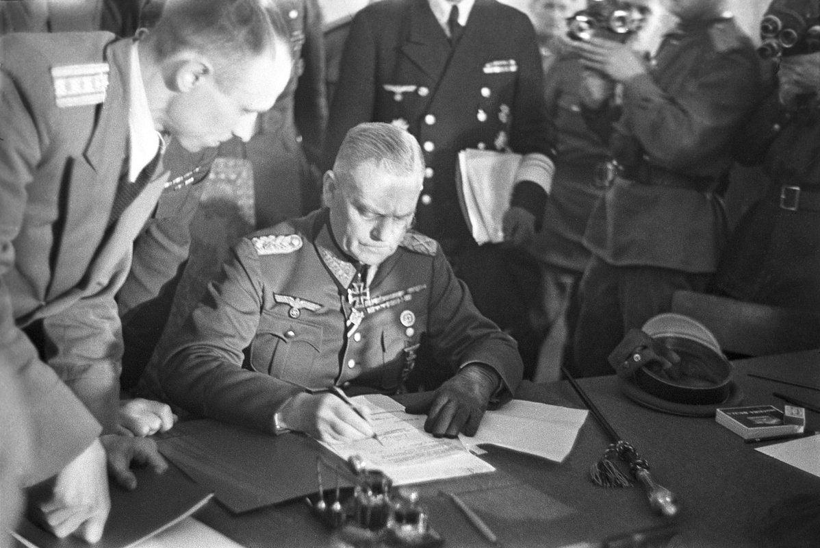 Бывший начальник Верховного командования вермахта генерал-фельдмаршал Вильгельм Кейтель подписывает Акт о безоговорочной капитуляции германских вооруженных сил, 9 мая 1945 года
