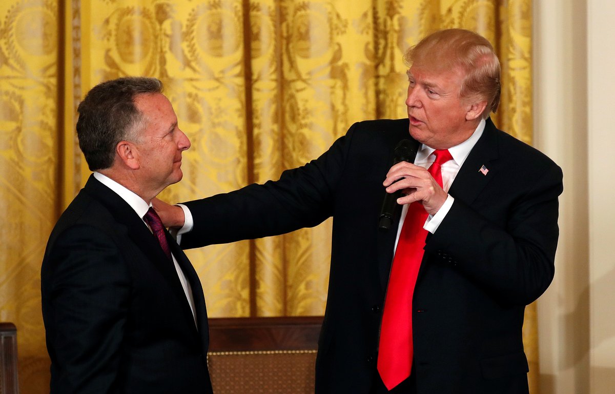 Президент США Дональд Трамп приветствует Стива Уиткоффа на саммите по опиоидам в Белом доме, Вашингтон, США, 1 марта 2018 года