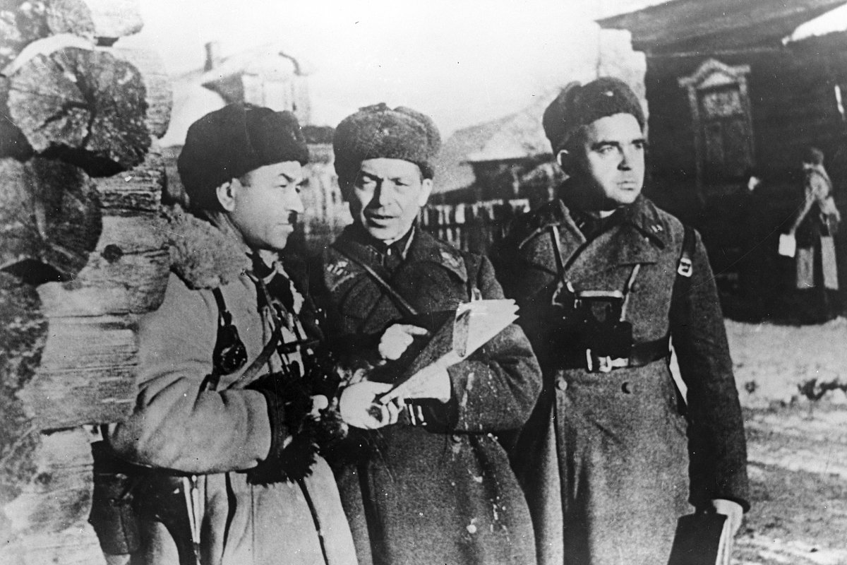 Командир 8-й гвардейской (316-й) стрелковой дивизии генерал-майор Иван Панфилов (слева) вместе с начальником штаба и комиссаром соединения в день своей гибели 18 ноября 1941 года в деревне Гусенево