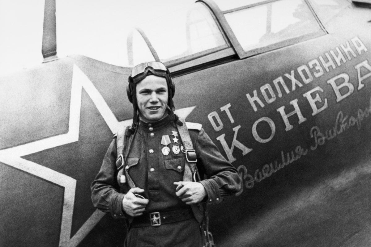 Герой Советского Союза, старший лейтенант Иван Кожедуб во время получения нового самолета Ла-5ФН, построенного на средства колхозника-пчеловода Сталинградской области Василия Конева, 1944 год