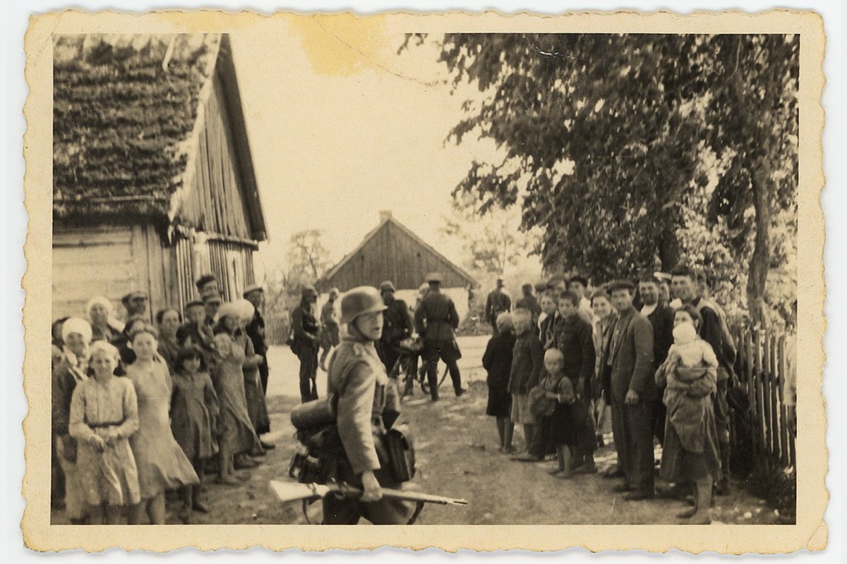 Немецкие войска в белорусской деревне. Белорусская ССР. Лето 1941 года