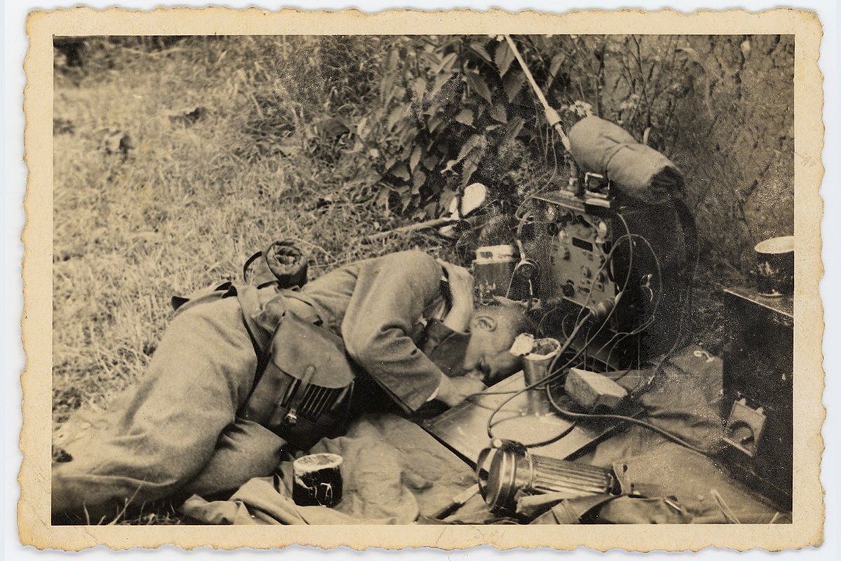 Немецкий радист спит возле рации. Белорусская ССР. Лето 1941 года