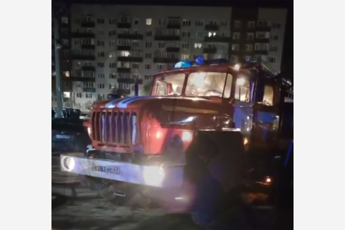 Пожарная машина рядом с домом на Ленинградской улице во Всеволожске