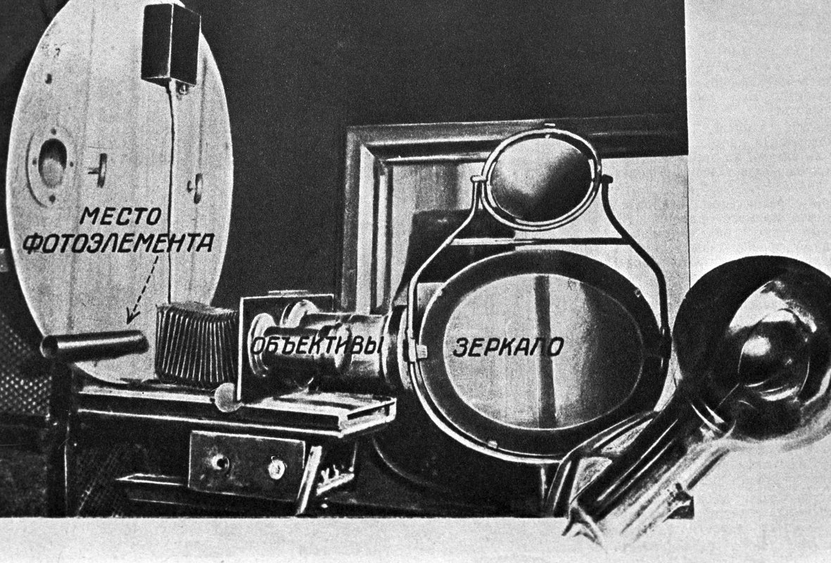 Передающий аппарат Московской студии телевидения 1936 года: изображение попадает сначала на зеркало, а затем — на объектив