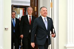 Стивен Уиткофф (справа)