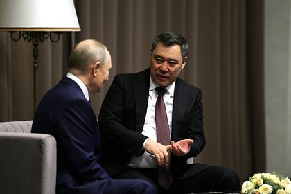 Президент Киргизии продемонстрировал подаренную Путиным машину