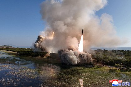 В КНДР объяснили запуск баллистической ракеты учениями под руководством Ким Чен Ына