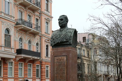 В Одессе сорвали табличку с памятника маршалу Малиновскому