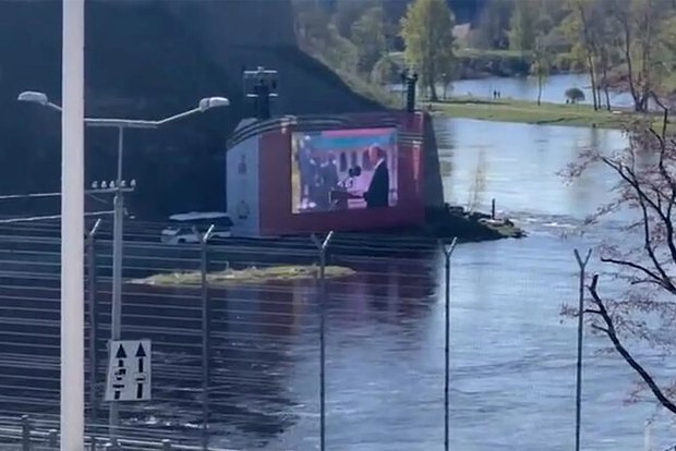 Жители Эстонии смотрели трансляцию парада Победы на границе с Россией