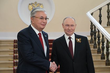Путин подарил Токаеву наградной лист его отца