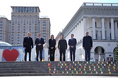 (справа налево) Фридрих Мерц, Эммануэль Макрон, Владимир Зеленский и его жена , Кир Стармер и Дональд Туск