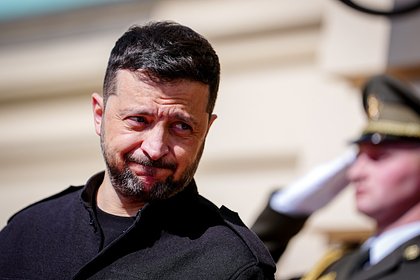Макрон поцеловал Зеленского в щеку на прощание