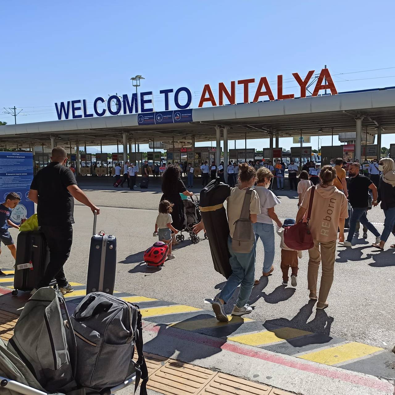 Российские туристы вернулись из Турции после отмены авиарейсов