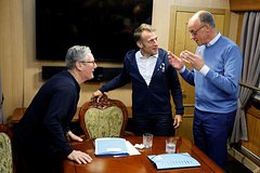 «Забыли убрать причиндалы». Макрона и Мерца заподозрили в употреблении наркотиков. Что они попытались скрыть от камер?