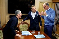 «Простая салфетка выглядит как наркотики». Во Франции оправдались за «подозрительный пакетик» Макрона и заявили о происках врагов
