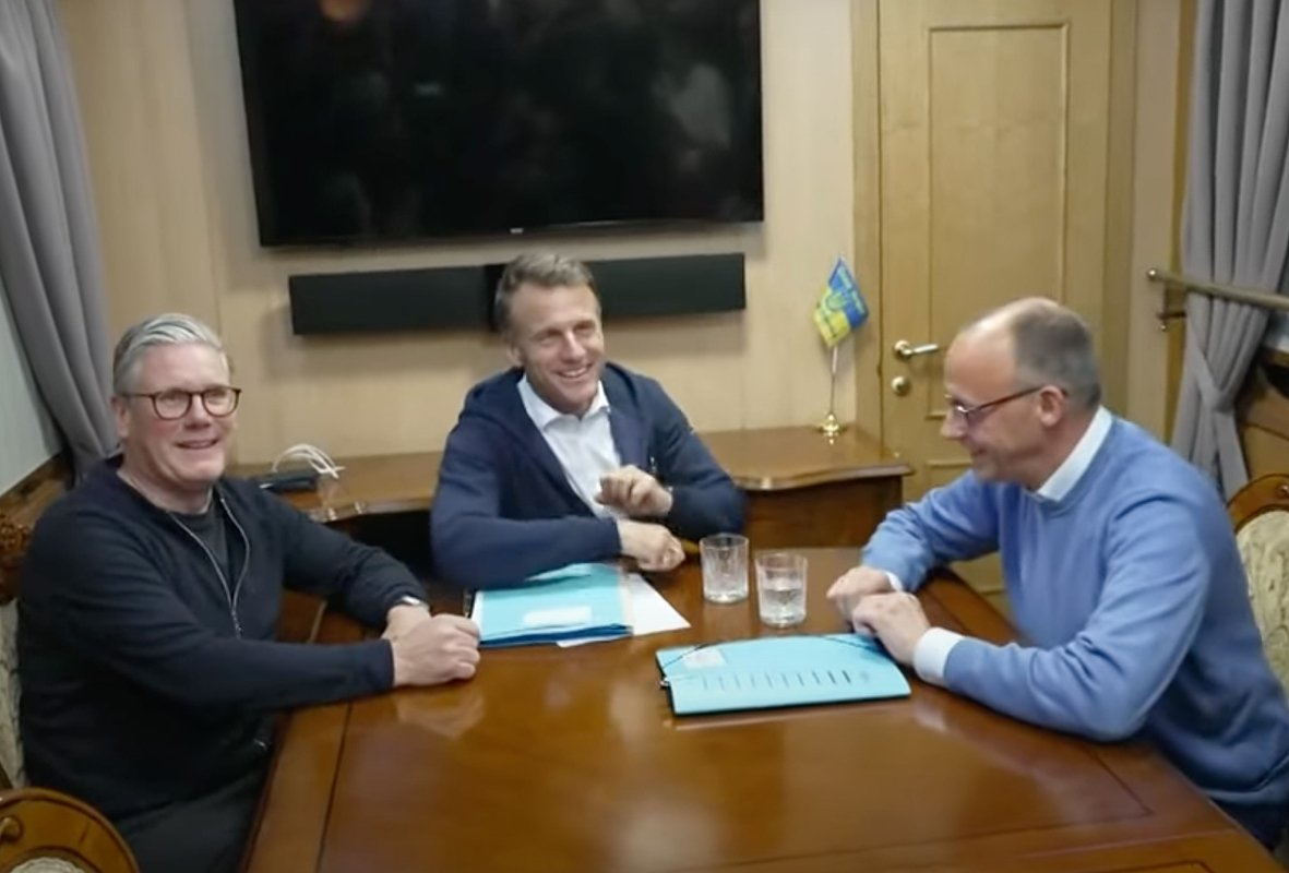 «Простая салфетка выглядит как наркотики». Во Франции оправдались за «подозрительный пакетик» Макрона и заявили о происках врагов