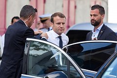 «Простая салфетка выглядит как наркотики». Во Франции оправдались за «подозрительный пакетик» Макрона и заявили о происках врагов