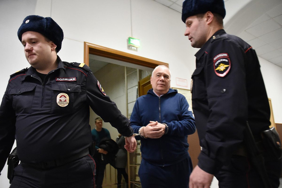 Григорий Рабинович (в центре)