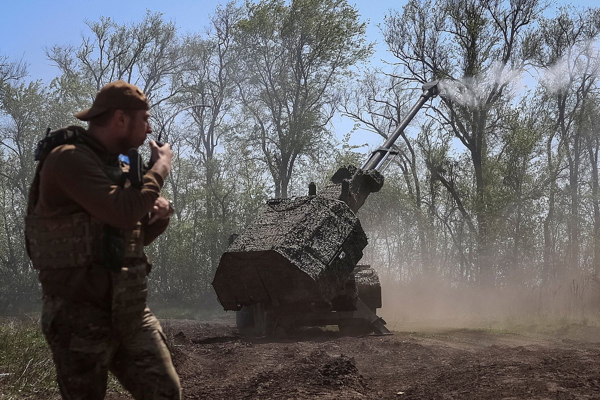 Военнослужащий 43-й отдельной артиллерийской бригады имени гетмана Тараса Трясило Вооруженных сил Украины с самоходной гаубицей «Арчер», Запорожская область, Украина, 24 апреля 2025 года