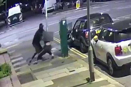 Девушка отбилась от похитителя на улице и попала на видео