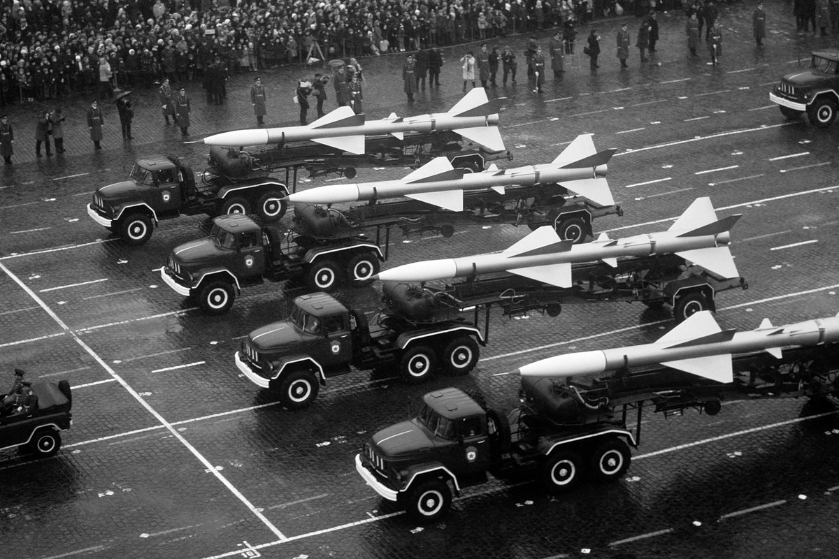 Колонна зенитно-ракетных установок С-75 на военном параде в честь 57-й годовщины Великого Октября