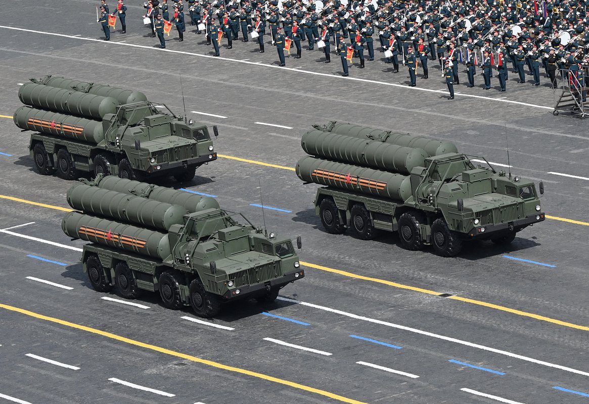 Зенитные ракетные системы С-400 «Триумф» на Красной площади в Москве на военном параде, посвященном 80-летию Победы в Великой Отечественной войне
