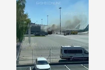 Загоревшийся в российском аэропорту автобус попал на видео