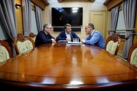 «Берлин решил сидеть в танке». Захарова указала на молчание Германии после видео с Мерцем и Макроном, прятавшим белый сверток