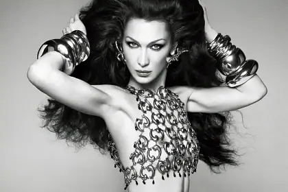 Белла Хадид обнажила грудь для Vogue