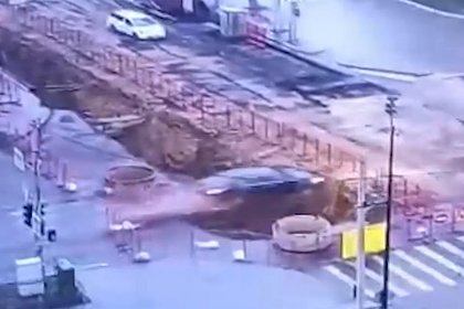 В российском регионе трюкач на седане перелетел котлован и попал на видео