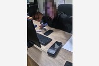 Разгневанная сотрудница российского лоукостера набросилась на пассажирку и попала на видео 