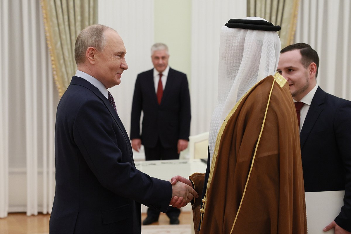 Президент России Владимир Путин и вице-премьер ОАЭ Сейф бин Заид Аль-Нахайян