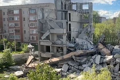 В России экскаватор рухнул с четвертого этажа дома и попал на видео