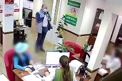Мошенники по телефону убедили россиянку ограбить с гранатой две МФО