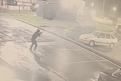 В российском регионе неизвестный открыл огонь по троим мужчинам